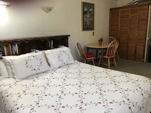 Chambre Triple Supérieure, salle de bains attenante, vue jardin (Virgo)