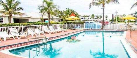 Una piscina con borde alicatado que indica "7 pies 6 pulgadas".