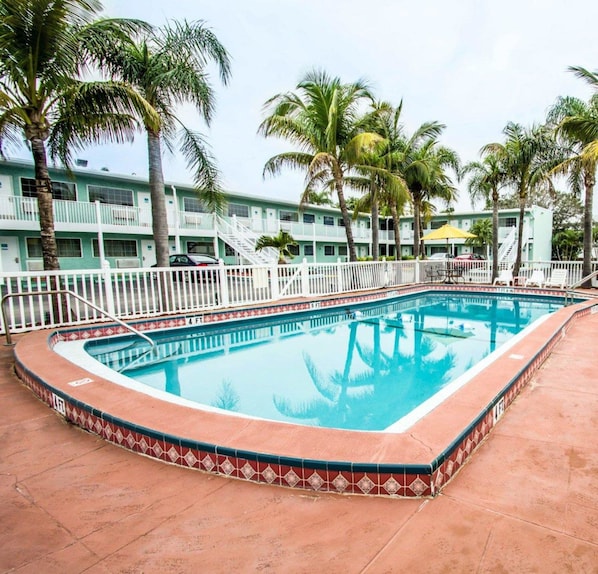 Piscine extérieure, chaises longues