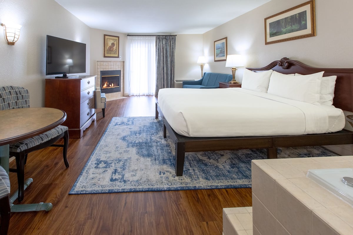 inn - premier king | 1 bedroom, premium bedding, in-room safe, desk