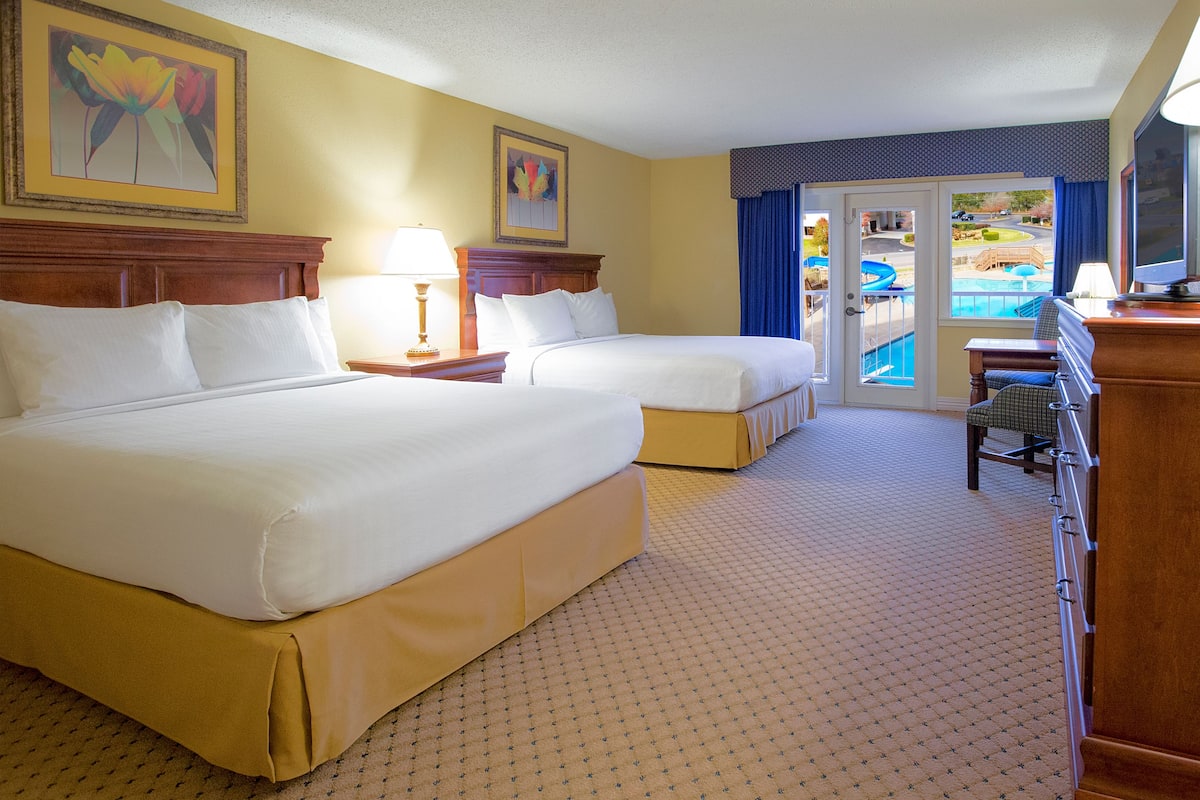 hotel - deluxe queen with water park view | 1 bedroom, premium bedding, in-room safe, desk