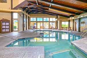 Una piscina techada, una piscina al aire libre de temporada, sombrillas