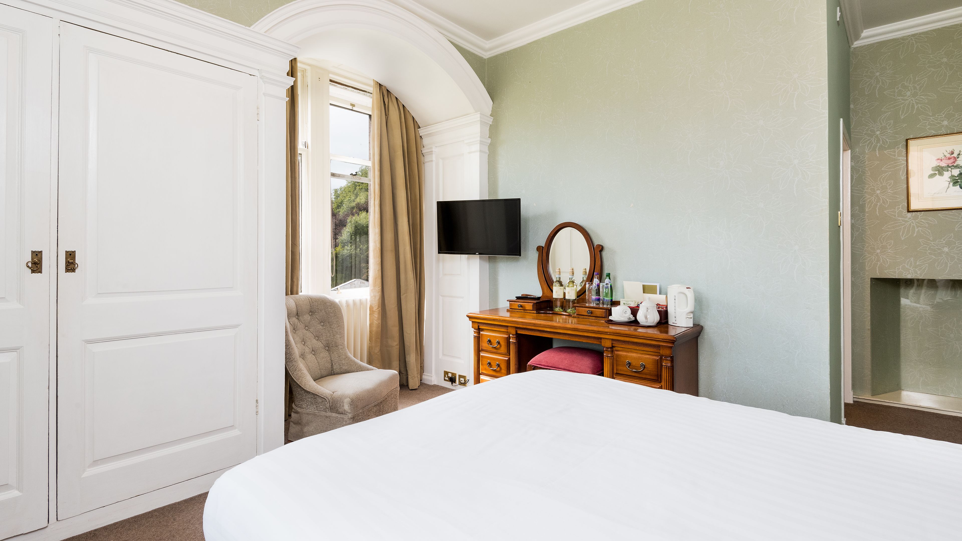 classic double room | premium bedding, individually decorated, individually furnished, desk