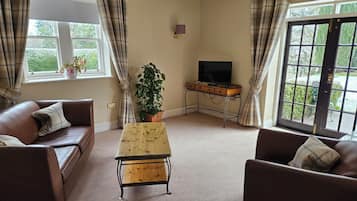Suite (Main Building) | Living area | 26-inch LCD TV with digital channels, TV
