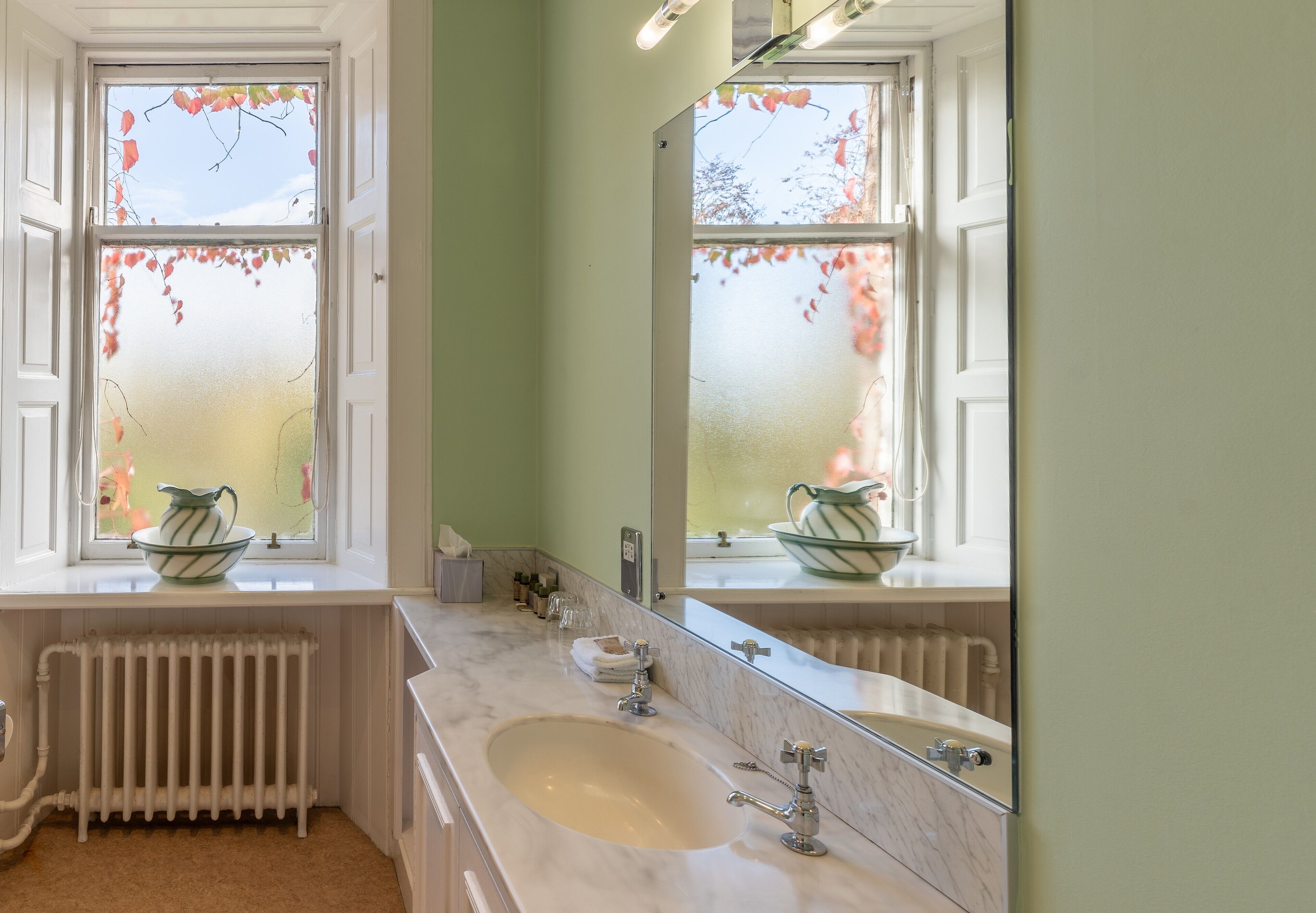 Ensemble douche/baignoire, sèche-cheveux, serviettes fournies