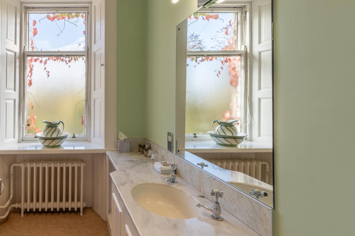 Ensemble douche/baignoire, sĂšche-cheveux, serviettes fournies