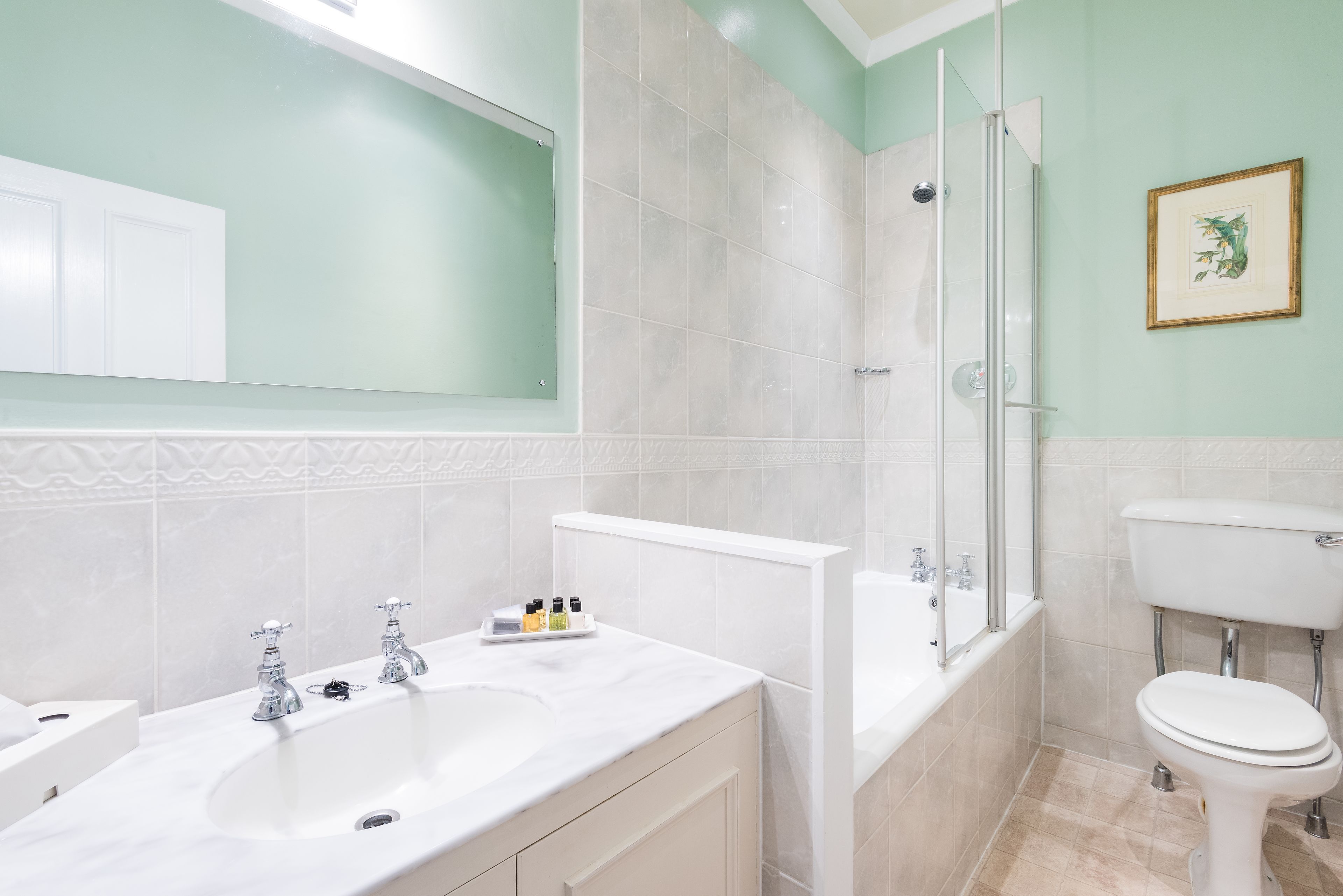 classic double room | bathroom | combined shower/bathtub, hair dryer, towels