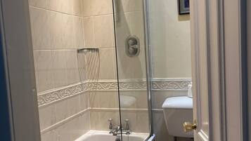 Single Room | Bathroom | Combined shower/tub, hair dryer, towels