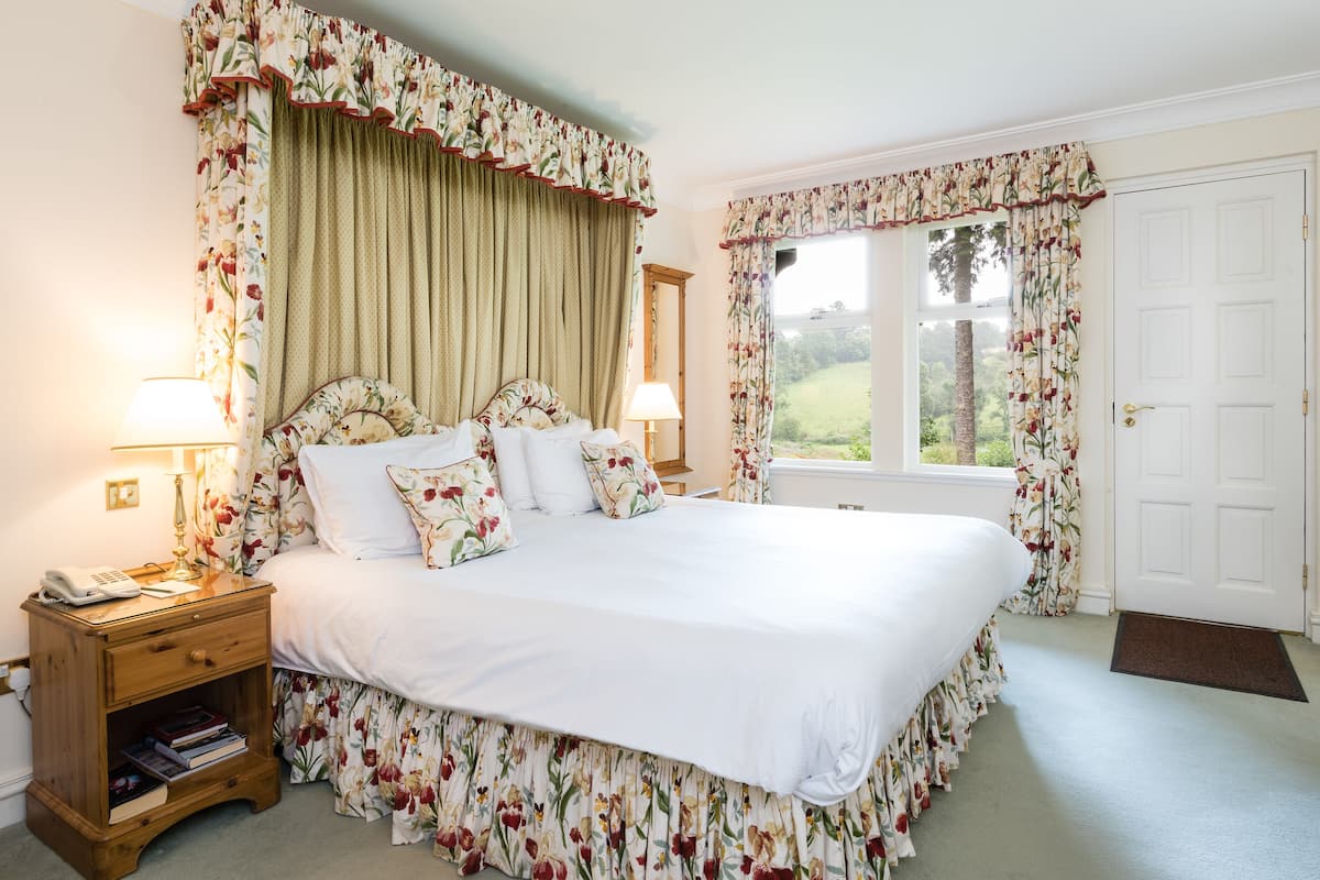 Premium bedding, individually decorated, individually furnished, desk