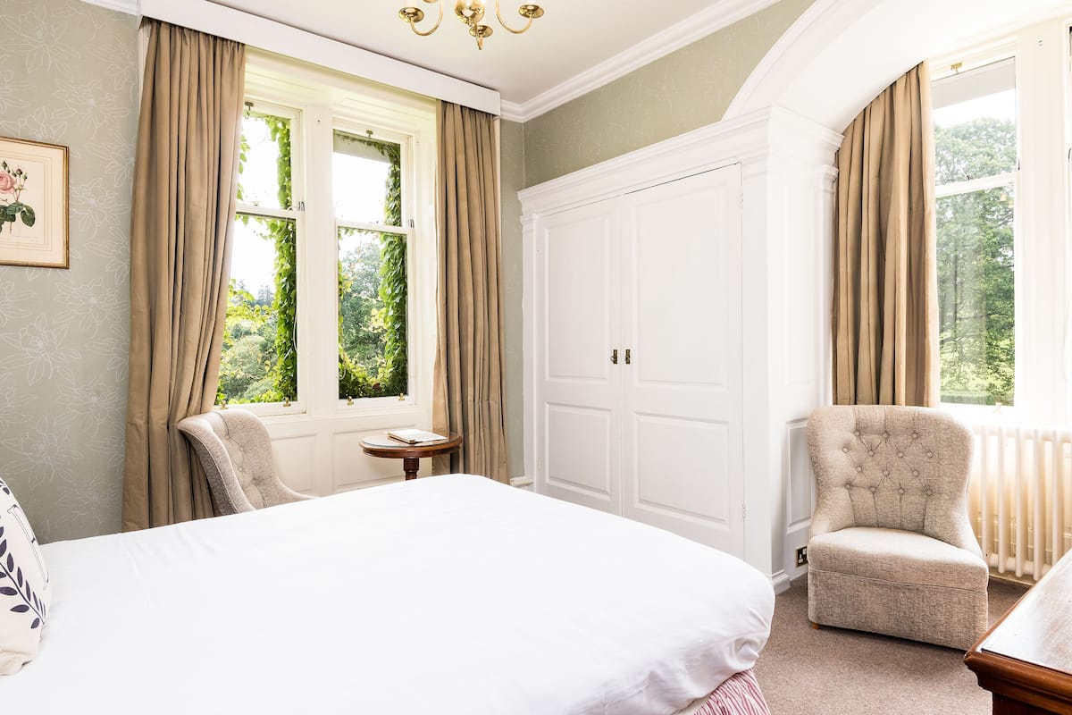 classic double room | premium bedding, individually decorated, individually furnished, desk
