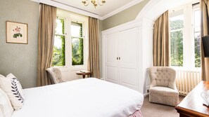 Habitación clásica doble | Ropa de cama de alta calidad y decoración individual