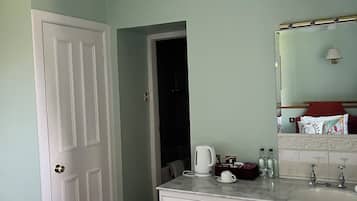 Einzelzimmer | Hochwertige Bettwaren, individuell dekoriert, individuell eingerichtet