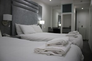 Twin Room | Individually decorated, individually furnished, desk, iron/ironing board - Brunswick Merchant City Hotel (Glasgow)