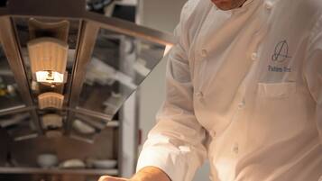 3 restaurants servant le déjeuner, spécialités Cuisine méditerranéenne