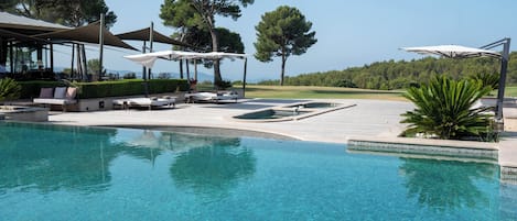 2 piscines intérieures, piscine extérieure, 9 h à  19 h, chaises longues
