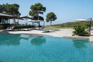 2 piscinas techadas, una piscina al aire libre