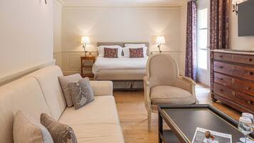 Junior-suite | Premium-sengetøj, senge med topmadrasser, minibar, pengeskab på værelset