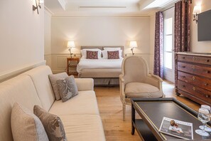 Ropa de cama de alta calidad, colchones con pillow-top y minibar 