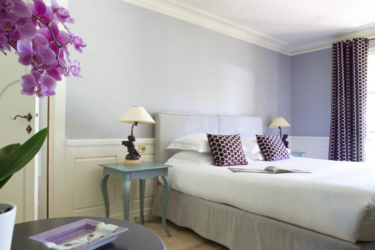 Ropa de cama de alta calidad, camas con pillow-top y minibar