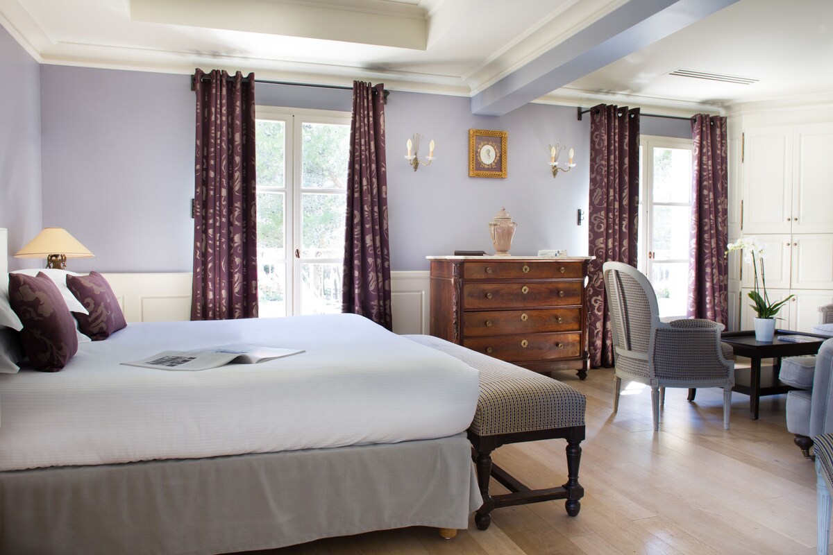 Premium bedding, pillowtop beds, minibar, in-room safe