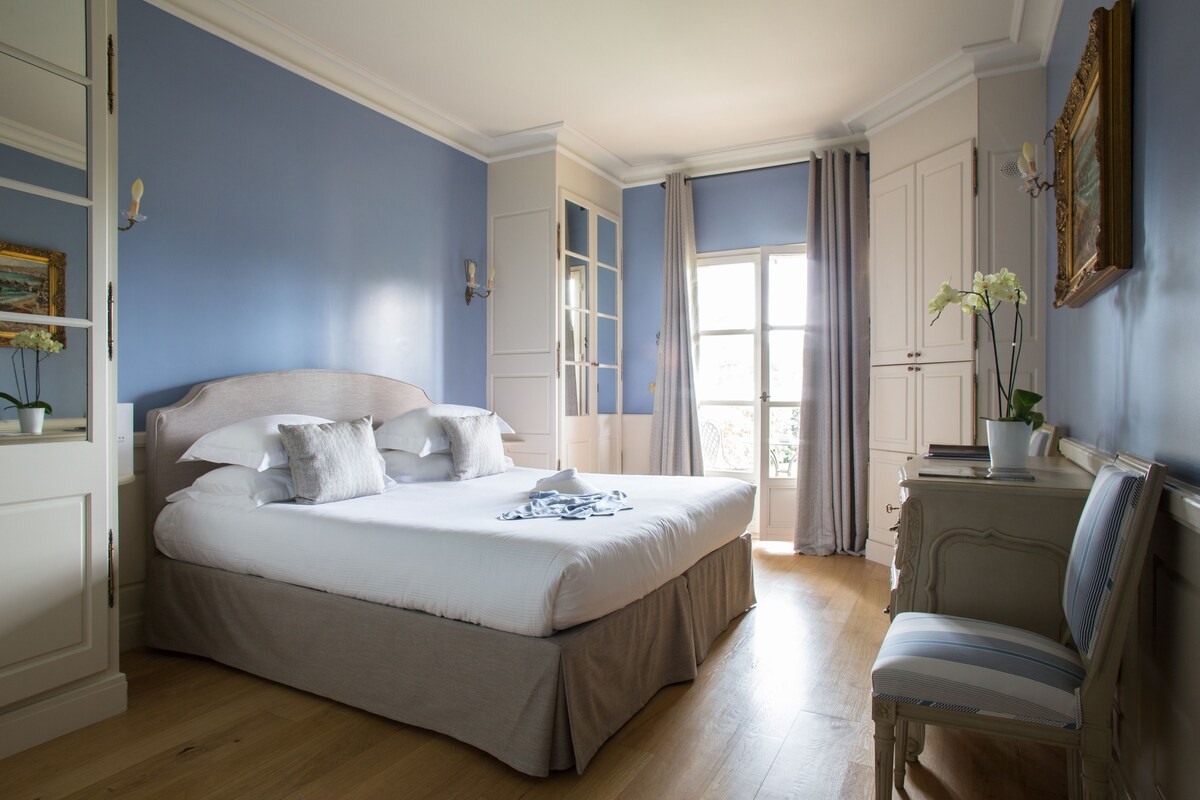 Premium bedding, pillowtop beds, minibar, in-room safe