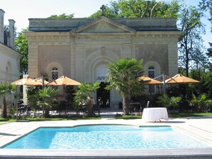 Seasonal outdoor pool - Château des Sept Tours (Courcelles-de-Touraine)