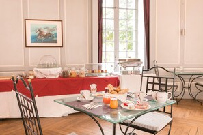 Breakfast buffet - Château des Sept Tours (Courcelles-de-Touraine)