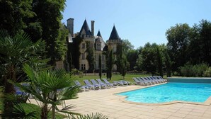 Seasonal outdoor pool - Château des Sept Tours (Courcelles-de-Touraine)