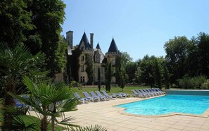 Una piscina al aire libre de temporada