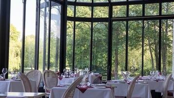 2 restaurants, lunch, dinner served; French cuisine