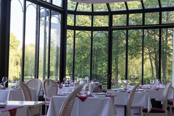 2 restaurants, lunch, dinner served; French cuisine 