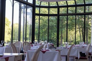 2 restaurants, lunch, dinner served; French cuisine - Château des Sept Tours (Courcelles-de-Touraine)