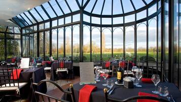 2 restaurants servant le déjeuner et le dîner