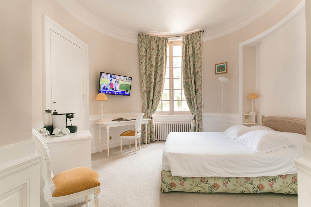 minibar, in-room safe, desk, iron/ironing board