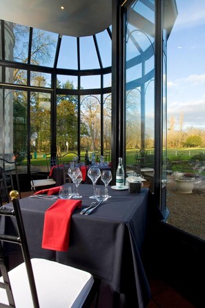 2 restaurants, lunch, dinner served; French cuisine - Château des Sept Tours (Courcelles-de-Touraine)