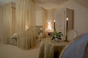 Minibar, in-room safe, desk, iron/ironing board - Château des Sept Tours (Courcelles-de-Touraine)