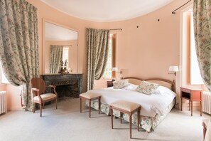 ห้องดีลักซ์ | มินิบาร์, ตู้นิรภัยในห้องพัก, โต๊ะทำงาน, เตารีด/โต๊ะรีดผ้า