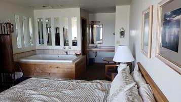 Beachfront Whirlpool King Unit | Iron/ironing board, free WiFi, bed sheets