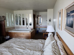 Beachfront Whirlpool King Unit | Iron/ironing board, free WiFi, bed sheets