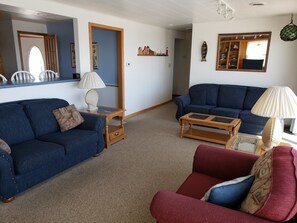 Iron/ironing board, free WiFi, bed sheets - Algoma Beach Motel (Algoma)