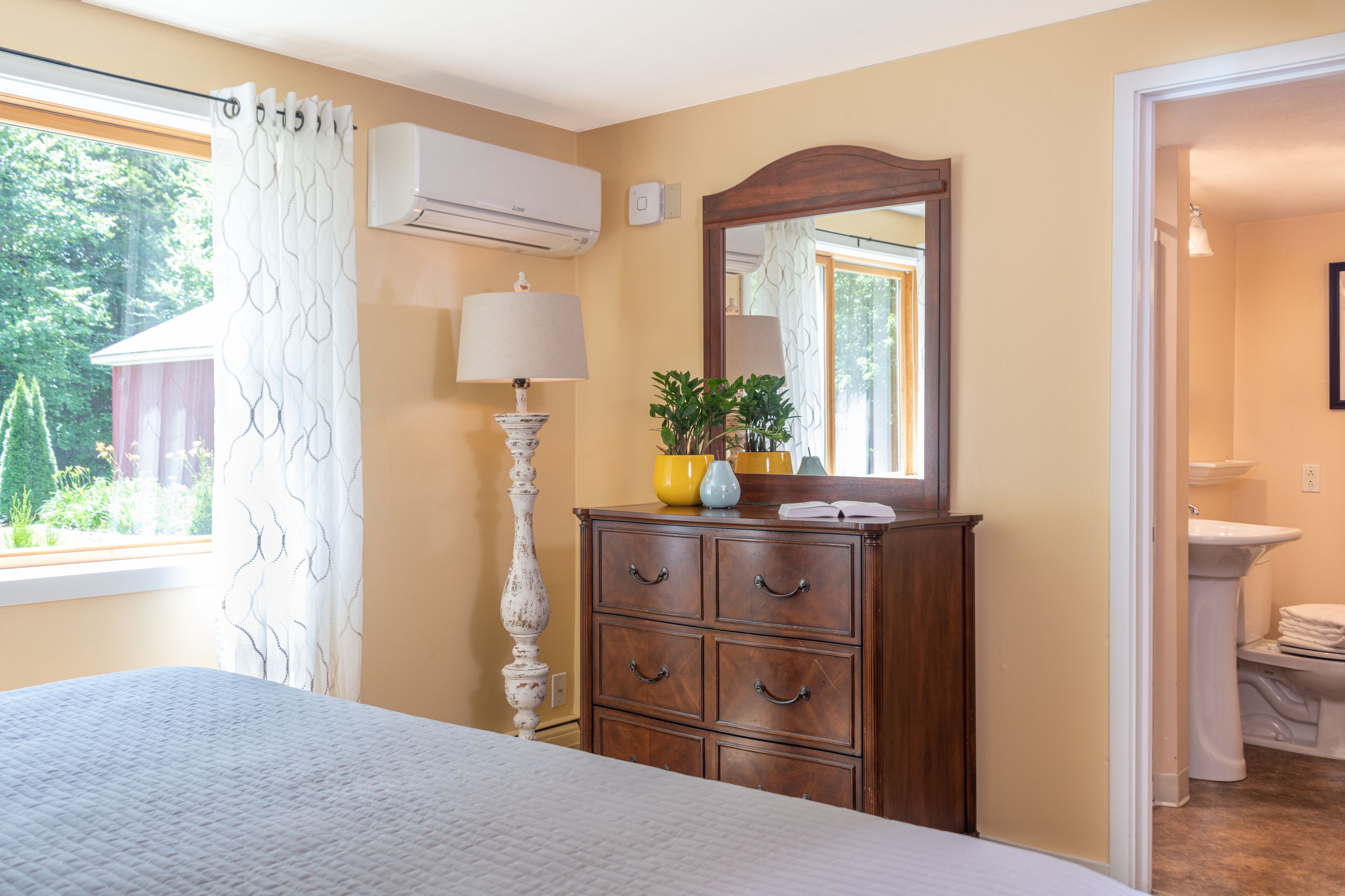 1 bedroom, individually decorated, individually furnished