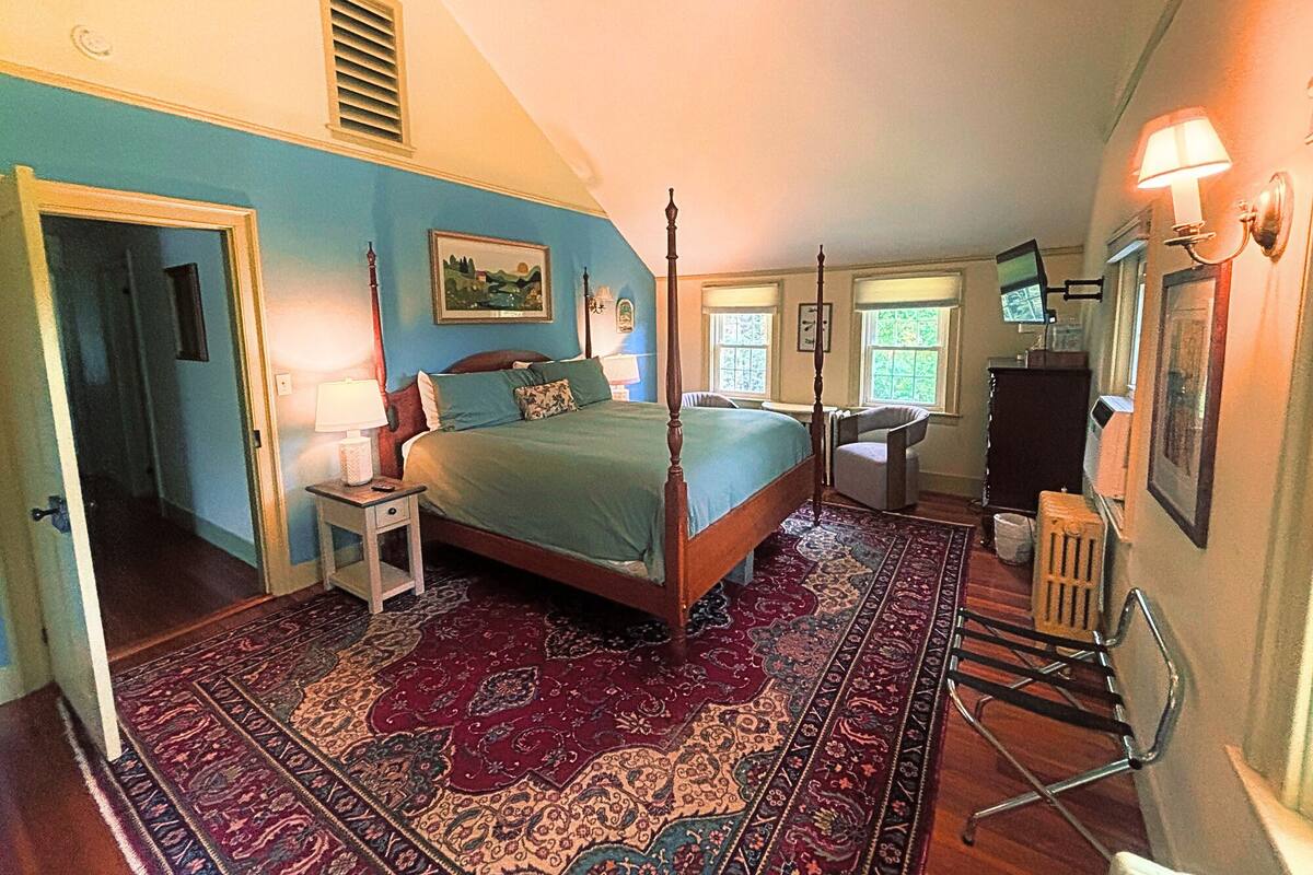 Deerfield Suite | Premium bedding, WiFi (free), individually decorated