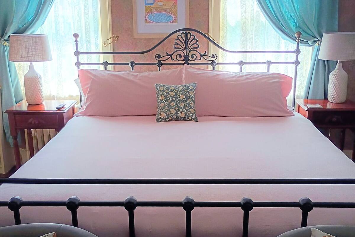 Strawberry King | Premium bedding, WiFi (free), individually decorated