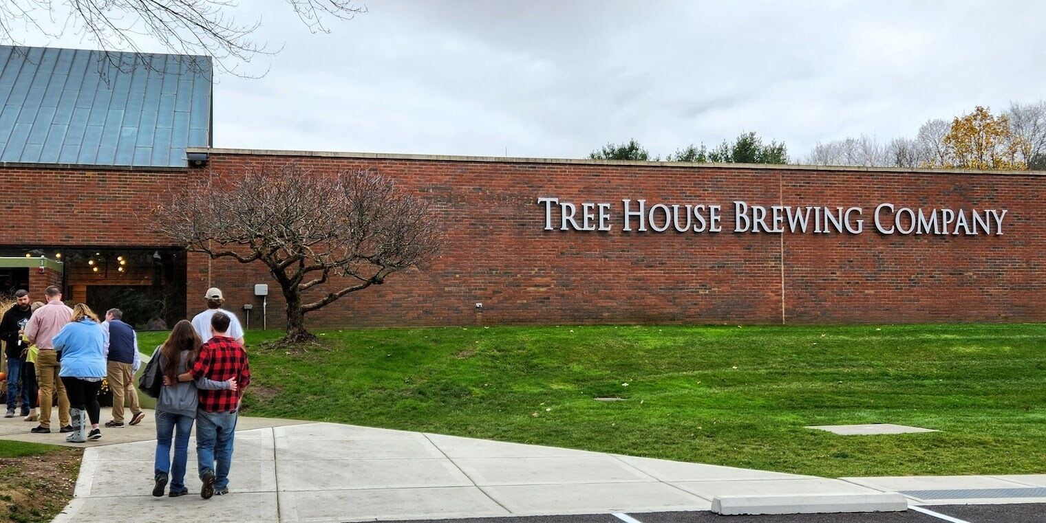 Un edificio de ladrillo con un letrero que dice "Tree House Brewing Company".