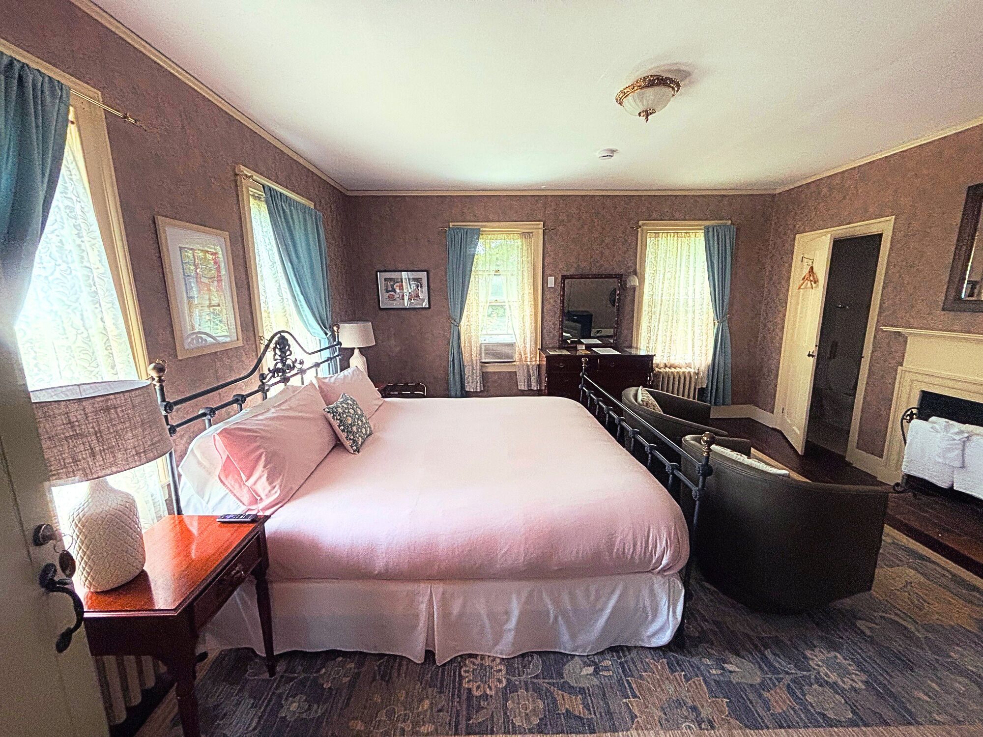 Deluxe kamer, 1 kingsize bed | Luxe beddengoed, gratis wifi, individueel gedecoreerd