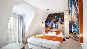 A hotel room with a bed, a small round table, and a large painting on the wall. - Hotel Mayet (Paris)