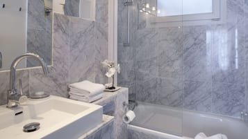 Chambre Double | Salle de bain | Articles de toilette gratuits, serviettes fournies, savon, shampoing