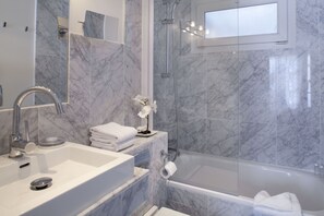 Chambre Double Supérieure, vue ville | Salle de bain | Articles de toilette gratuits, serviettes fournies, savon, shampoing