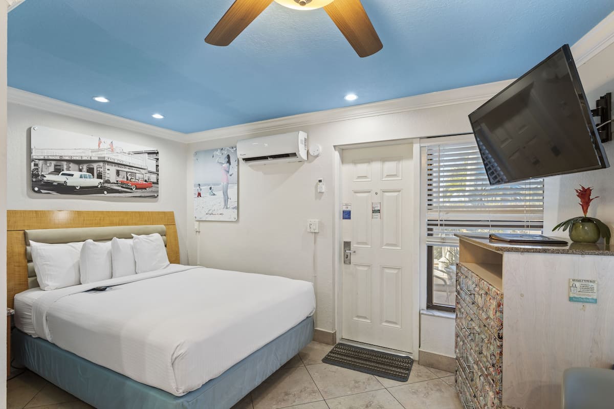 Roadside Efficiency Suite, 1 Queen Bed | In-room safe, blackout curtains, iron/ironing board