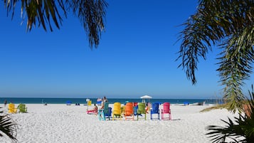 Playa privada, playa de arena blanca y camas de playa (con cargo)